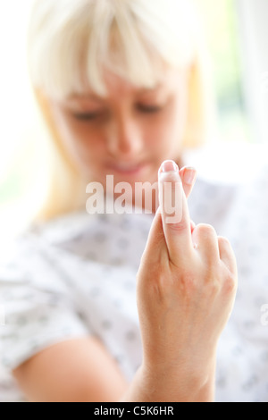 Frau mit Daumen Stockfoto