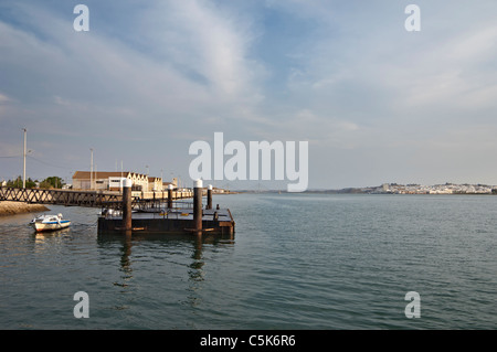 Schwimmdock in Guadina Fluss, Vila Real de Santo Antonio, Algarve, Portugal Stockfoto