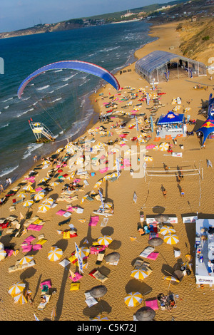 Angetrieben Gleitschirm fliegen über Menschen genießen die Sonne, Luft, Burc Strand, Gumusdere, Schwarzmeer-Küste von Istanbul, Türkei Stockfoto