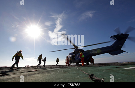 Offshore-Öl-Arbeiter auf Ölbohrungen in der Nordsee Internat Hubschrauber am Ende ihrer zweiwöchigen Arbeitszeit rig Stockfoto