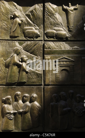 Montenegro. Kotor. Kirche St. Maria. Tür-Reliefs aus dem Leben des seligen Osanna von Cattaro (1493-1565). Detail. Stockfoto