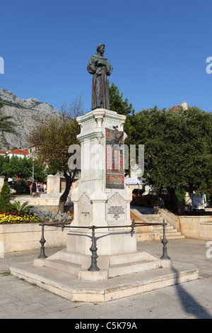 Statue des Fransican Mönchs Andrija Kacic Miosic in Kacicev Trg, Makarska, Kroatien Stockfoto