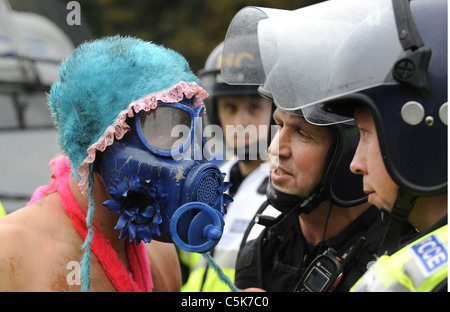 EDO Demonstranten Gesicht zerschlagen Polizei entlang Lewes Road Brighton heute als sie versuchten zu EDO Arme Fabrik Stockfoto