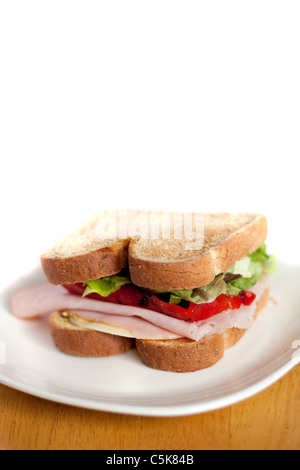 Schinken und Käse Sandwich auf einer Platte isoliert auf weiß. Geringe Schärfentiefe. Stockfoto