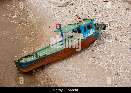 Luftaufnahme von alten Angelboot/Fischerboot an der Küste, Buyukcekmece, Istanbul, Türkei Stockfoto