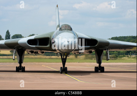 Taxying an RAF Fairford, Kalter Krieg Avro Vulcan V-Bomber Stockfoto