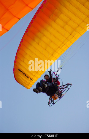 Tandem powered Paraglider mit gelben Baldachin gegen blauen Himmel, Istanbul, Türkei Stockfoto