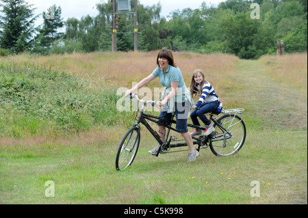 Frau und Kind Spaß am Tandem-Fahrrad Stockfoto