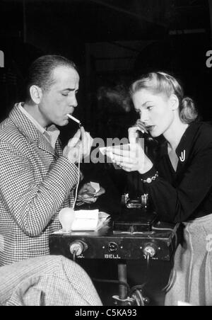 Dark Passage Jahr: 1947 USA Regie: Delmer Daves Humphrey Bogart, Lauren Bacall auf dem Set Stockfoto