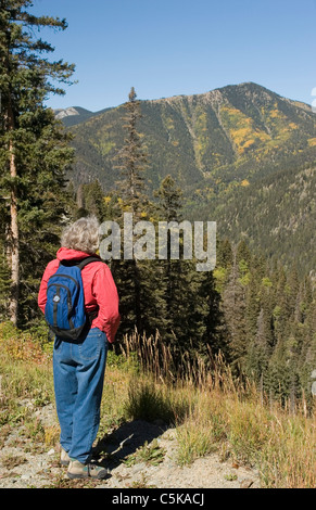 Vertikal von Frau Wanderer über Taos Ski Valley, New-Mexico Stockfoto