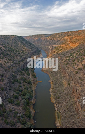 Vertikale Luftaufnahme des Rio Grande River Gorge in Taos County Stockfoto