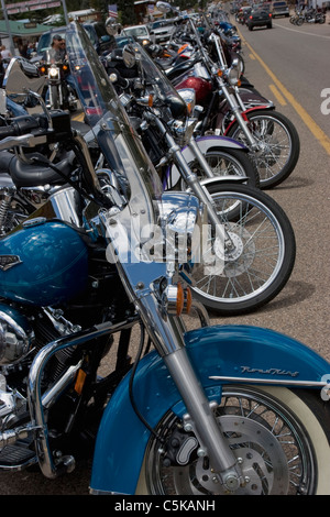 Vertikale Nahaufnahme von vielen Motorrad Vorderräder auf Straße Stockfoto