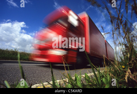 Würmer Augen-Blick auf Lkw unterwegs Land Straße uk Stockfoto