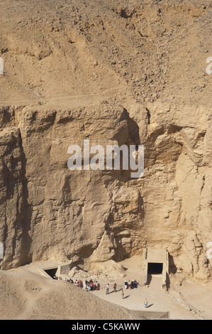 Ägypten. Tal der Könige. Touristen in einem Grab-Eingang. Neuen Reiches. Stockfoto