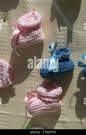 wollenen Baby Babyschuhe im Schaufenster Stockfoto