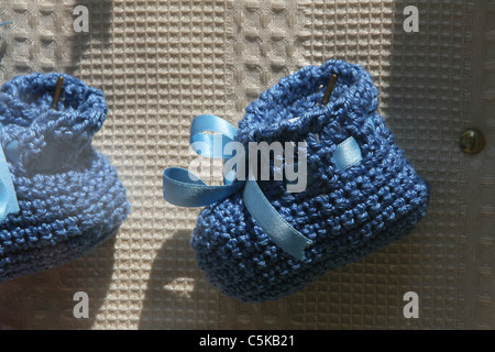 wollenen Baby Babyschuhe im Schaufenster Stockfoto