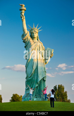 Touristen auf Replik der Statue of Liberty in Heimatstadt seiner Schöpfer Frédéric-Auguste Bartholdi, Colmar Elsass Haut-Rhin-Frankreich Stockfoto