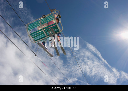 Skifahrer am Sessellift, Taos Ski Valley, New Mexico Stockfoto