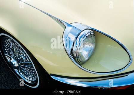 E-Type V12 Jaguar Scheinwerfer front-End. Britische Sportwagen-Klassiker Stockfoto