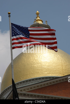 Vergoldete Kuppel des Bostoner Repräsentantenhaus - Massachusetts bei uns Nationalflagge Stockfoto