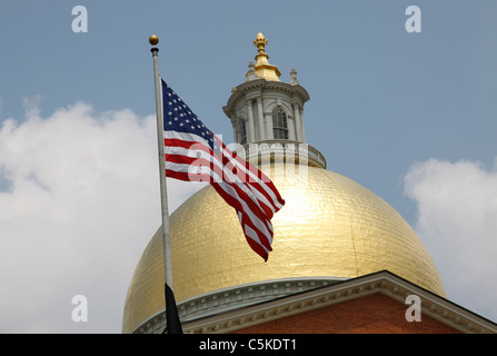 Vergoldete Kuppel des Bostoner Repräsentantenhaus - Massachusetts bei uns Nationalflagge Stockfoto