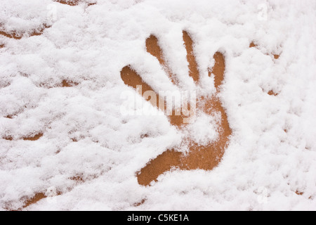 Abdruck der Hand im Schnee an Wand. Stockfoto