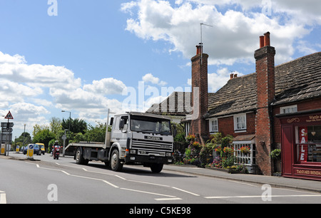 Datenverkehr auf dem kleinen Dorf Cowfold in West Sussex UK verursacht die Luftverschmutzung Stockfoto