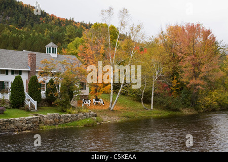 Traditionelles Haus am Fluss im Herbst. Stockfoto