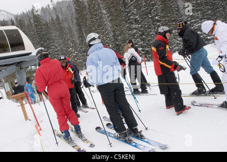 Heben Sie Linie und Ticket Taker an Taos Ski Valley Stockfoto