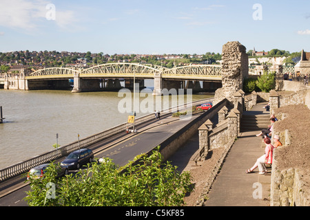 Rochester-Brücke über den Fluss Medway in Kent, England. Stockfoto