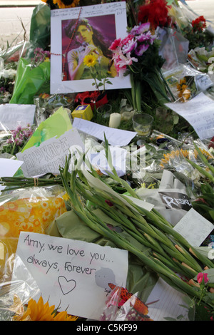 Schrein mit Blumen und Noten außerhalb der verstorbenen Sängerin Amy Winehouse Camden Haus in London, links von den Fans nach ihrem Tod Stockfoto