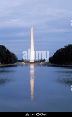 Das Washington Monument mit einer Reflexion im reflektierenden Teich gesehen vom Lincoln Memorial. Stockfoto