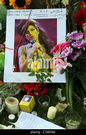 Schrein mit Blumen und Noten außerhalb der verstorbenen Sängerin Amy Winehouse Camden Haus in London, links von den Fans nach ihrem Tod Stockfoto