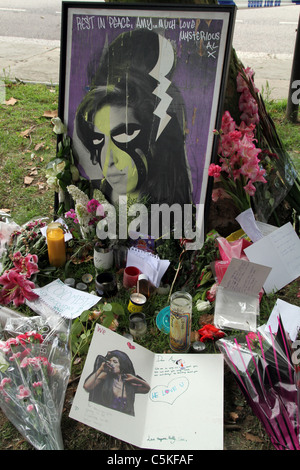 Schrein mit Blumen und Noten außerhalb der verstorbenen Sängerin Amy Winehouse Camden Haus in London, links von den Fans nach ihrem Tod Stockfoto