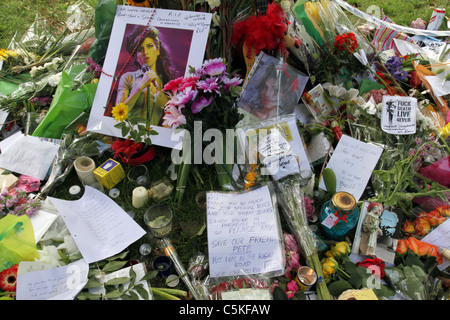 Schrein mit Blumen und Noten außerhalb der verstorbenen Sängerin Amy Winehouse Camden Haus in London, links von den Fans nach ihrem Tod Stockfoto