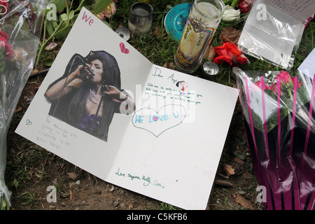 Schrein mit Blumen und Noten außerhalb der verstorbenen Sängerin Amy Winehouse Camden Haus in London, links von den Fans nach ihrem Tod Stockfoto