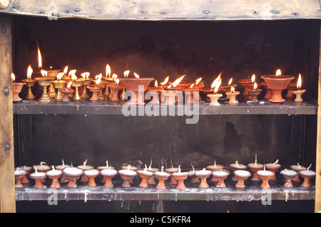 Kerzen in einem Tempel in Kathmandu Stockfoto