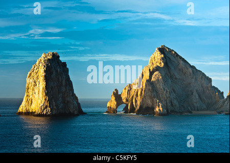 Sonnenaufgang auf dem berühmten Endland Arch in Cabo San Lucas, Mexiko. Stockfoto