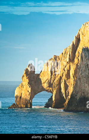 Sonnenaufgang auf dem berühmten Endland Arch in Cabo San Lucas, Mexiko. Stockfoto