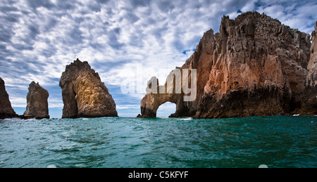 Sonnenaufgang auf dem berühmten Endland Arch in Cabo San Lucas, Mexiko. Stockfoto