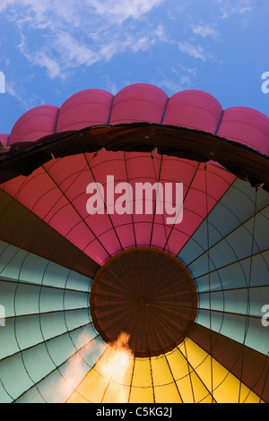 Vertikale Heißluft Ballon aufgeblasen wird Stockfoto