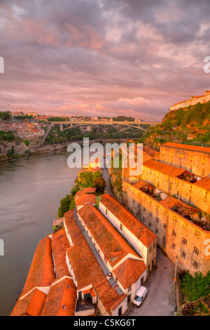 Port Wein Lagerhallen am Fluss bestehenden bei Sonnenuntergang in Vila Nova De Gaia gegenüber Porto, Portugal Stockfoto