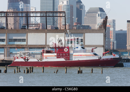 FDNY Marine 1 fire Boot "Drei 40 Drei' in seiner Koje am Pier 40 auf den Hudson River. Stockfoto