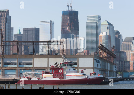 FDNY Marine 1 fire Boot "Drei 40 Drei' in seiner Koje am Pier 40 auf den Hudson River. Stockfoto