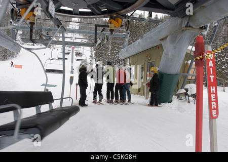 Skifahrer am Sessellift in Taos Ski Valley Stockfoto