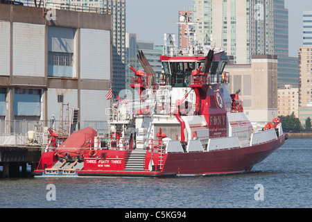 FDNY Marine 1 fire Boot "Drei 40 Drei' in seiner Koje am Pier 40 auf den Hudson River. Stockfoto