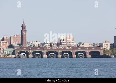 Die Erie Lackawanna Terminal und Clock Tower in Hoboken, New Jersey, von New York City über den Hudson River zu sehen. Stockfoto