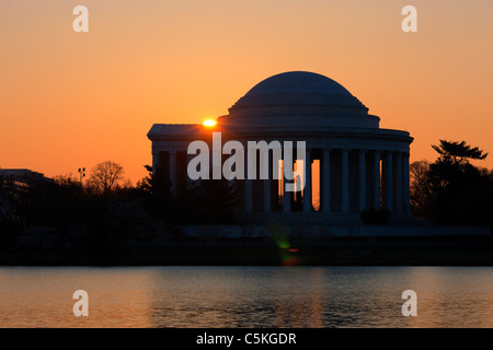 Die Sonne geht über dem Jefferson Memorial in Washington, DC. Stockfoto