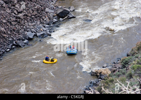 Hohen Blick auf zwei Flöße auf dem Rio Grande Fluss Stockfoto