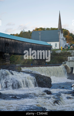 Überdachte Brücke und Fluss in Bad NH. Stockfoto